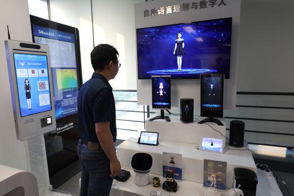 台湾青年声智科技展厅内体验科技产品 王艳洁/摄